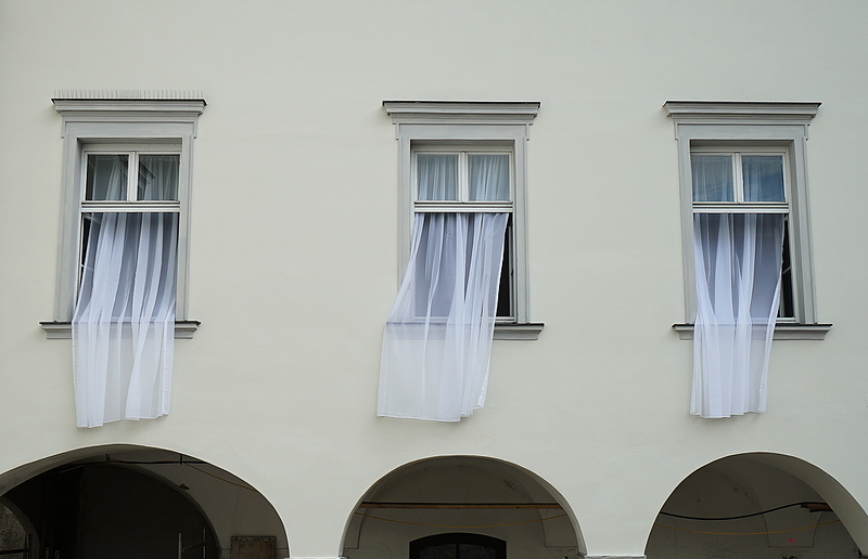 Kultum Nina Schuiki haucht mit Store (Windstoß) verleiht dem Gebäude schon von weitem sichtbar einen eigenen Atem.