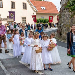 Erstkommunionkinder bei der Fronleichnamsprozession