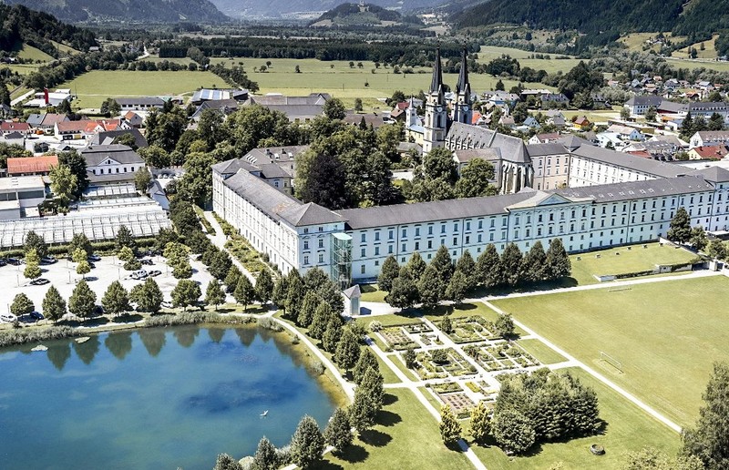 Stift Admont Durch die Betriebe, das Museum und das Gymnasium hat das Stift Admont großen Einfluss auf die Region.