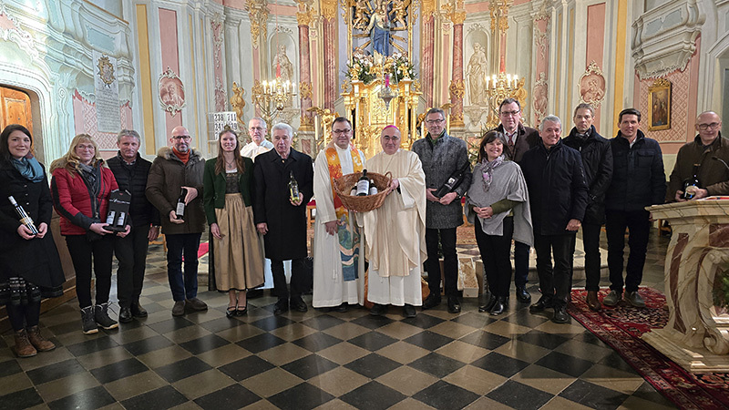 Einige Weinbauern und -bäuerinnen sowie Vertreter des öffentlichen Lebens nach der Weinsegnung in der Wallfahrtskirche