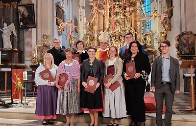 Am Ende der Messfeier in der Frauenkirche Pernegg erhielten die ausgebildeten Kantorinnen und Kantoren Zertifikate