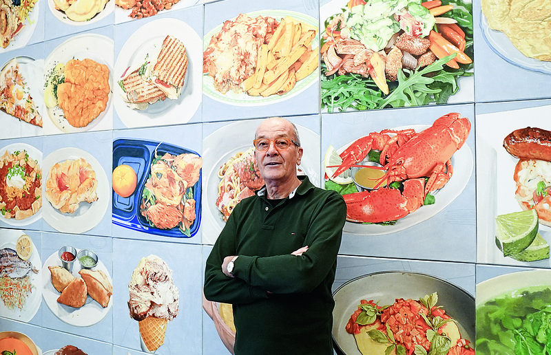 Johannes Rauchenberger Erwin Lackner vor seiner 'Food Porn-Serie'