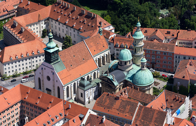 Der Grazer Dom mit der angrenzenden Katharinenkirche ('Mausoleum')