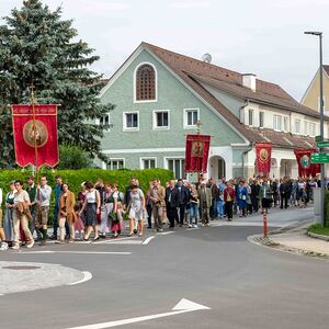 Die Ortschaften mit ihren Fahnen bei der Fronleichnamsprozession