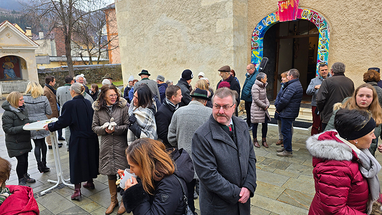 Auf dem Kirchplatz nach der Messfeier in Kindberg