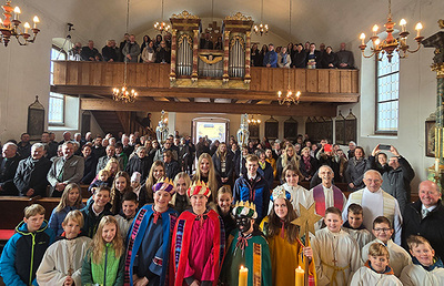 nach der Festmesse in der Pfarrkirche von Krakauebene