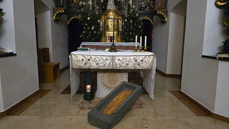 Die leere Krippe in der Kirche der Karmelitinnen am Heiligen Berg in Bärnbach