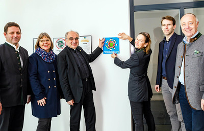 Anbringung des Umweltzeichens im Grazer Augustinum