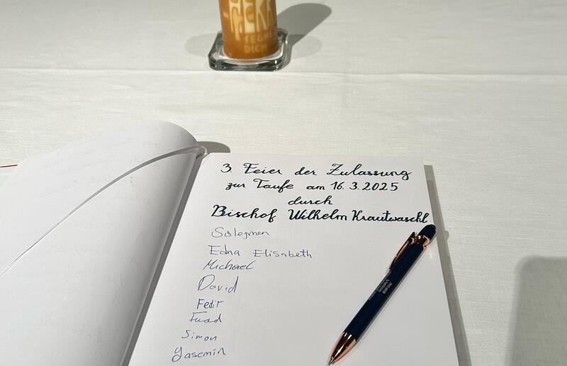 Das Katechumenenbuch der Diözese Aus verschiedenen Ländern, auch aus Österreich, bereiten sich derzeit (junge) Erwachsene auf ihr Christwerden vor - in Taufe, Firmung und Eucharistie. Die Zulassung ist Teil der Vorbereitung, des Katechumenats.