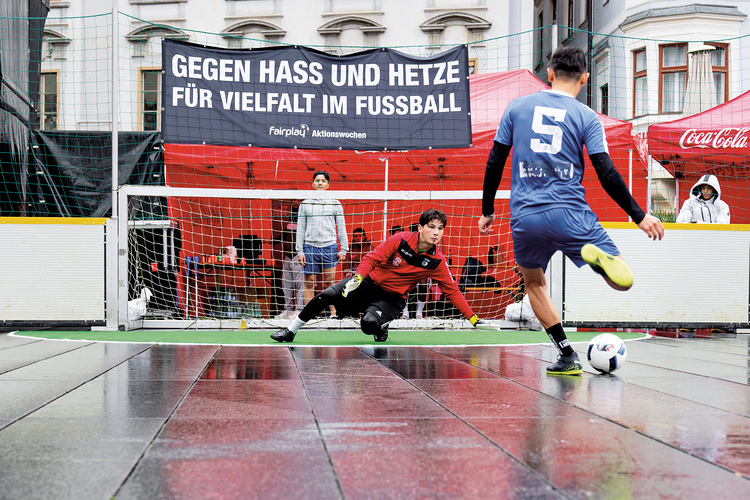 Am kommenden Samstag findet am Grazer Hauptplatz, wie schon in den Vorjahren, mit dem streetfootbALL festival ein Fußballturnier mit gesamtgesellschaftlicher Relevanz statt.