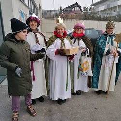 Sternsingen heuer erstmals auf Plätzen, wohin die Anrainer:innen im Vorfeld eingeladen worden sind - ein voller Erfolg.