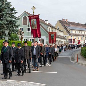 Die Ortschaften mit ihren Fahnen bei der Fronleichnamsprozession