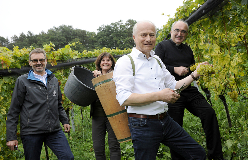Silberberg Bei der Weinlese: Reinhold Holler (Direktor Fachschule Silberberg), Andrea Kager-Schwar (Direktorin Schloss Seggau), Landesrat Hans Seitinger und Bischof Wilhelm Krautwaschl.