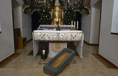 Die leere Krippe in der Kirche der Karmelitinnen am Heiligen Berg in Bärnbach