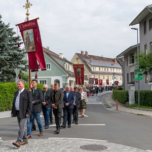 Die Ortschaften mit ihren Fahnen bei der Fronleichnamsprozession