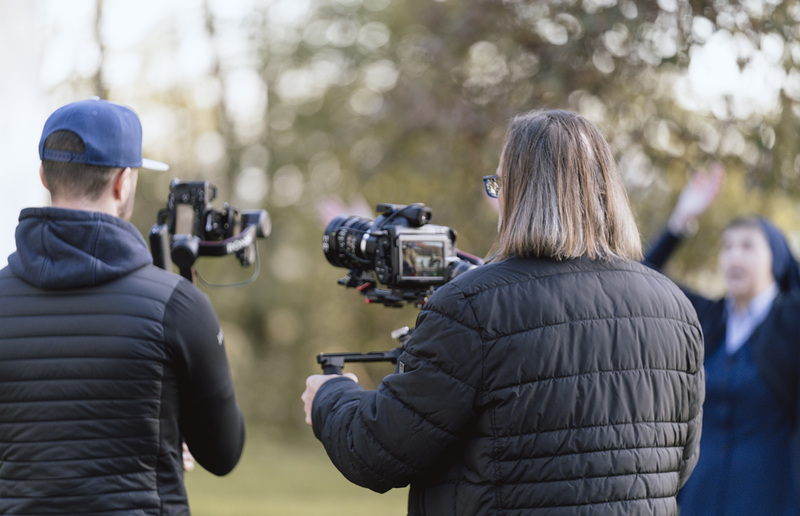 Das Team von KFM Marketing beim Videodreh für POV:JESUS mit Sr. Maria Leopold.