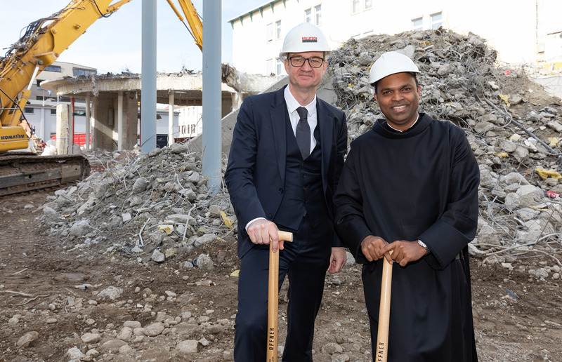 Gesamtleiter Oliver Szmej und Pater Provinzial Frater Saji Mullankuzhy sind erfreut, dass nach beinahe vierjähriger intensiver Planung mit der baulichen Umsetzung begonnen werden konnte. 