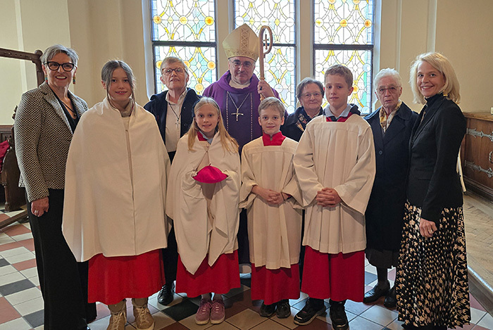 Sacré-Coeur-Schwestern, VOSÖ-Vorstand und die Ministranten / Krautwaschl