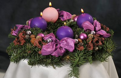 Ein Adventkranz in traditionellen Farben.