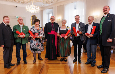 v.l.n.r. Generalvikar Erich Linhardt, Franz Maderer, Sissi Potzinger, Diözesanbischof Wilhelm Krautwaschl, Hermine Müller, Anton Moik, Willibald Anton Müller, Kanzler Johann Schlatzer