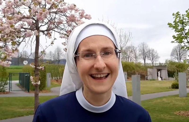 Screenshot / YouTube „Ich habe aber lange gebraucht um Ja sagen zu können zu Gottes Ruf“, sagt Sr. Maria Veronika.