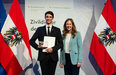 Am 5. September 2024 verlieh Staatssekretärin Claudia Plakolm (r.) die Auszeichnung für den Zivildiener des Jahres 2024 in den Sofiensäle in Wien.