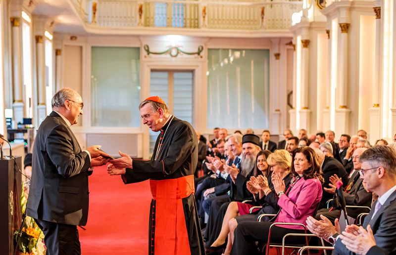 SONNTAGSBLATT, Gerd Neuhold Im Anschluss an seine Rede zu den Herausforderungen der Ökumene bekam Kardinal Kurt Koch von Diözesanbischof Wilhelm Krautwaschl ein Bildnis der Mutter von Seckau überreicht.