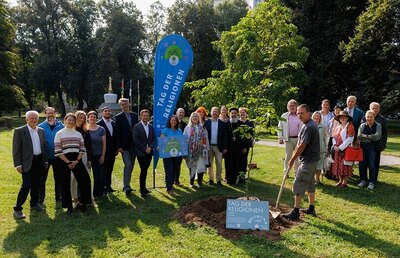 Ein im Volksgarten gepflanzter Baum soll an unsere Verbundenheit erinnern, unabhängig von Herkunft, Kultur oder Glaube.