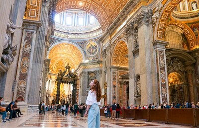 Touristisches Staunen im Petersdom in Rom