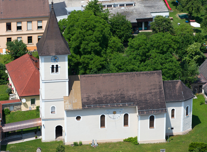 Den Ursprung zur heutigen Pfarrkirche St. Martin in Proleb bildet eine romanische Kapelle im jetzigen Altarbereich.