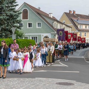 Erstkommunionkinder bei der Fronleichnamsprozession