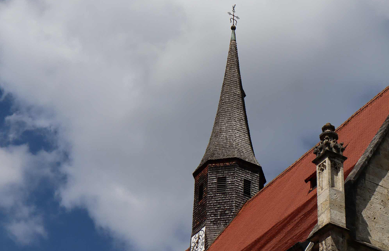 In 66 Metern Höhe dreht sich der Wetterhahn am Dachreiter des Neuberger Münsters im Wind. Mit freiem Auge ist er kaum sichtbar - und noch viel weniger die darauf angebrachte Plakette mit Hakenkreuz.