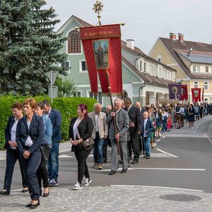 Die Ortschaften mit ihren Fahnen bei der Fronleichnamsprozession