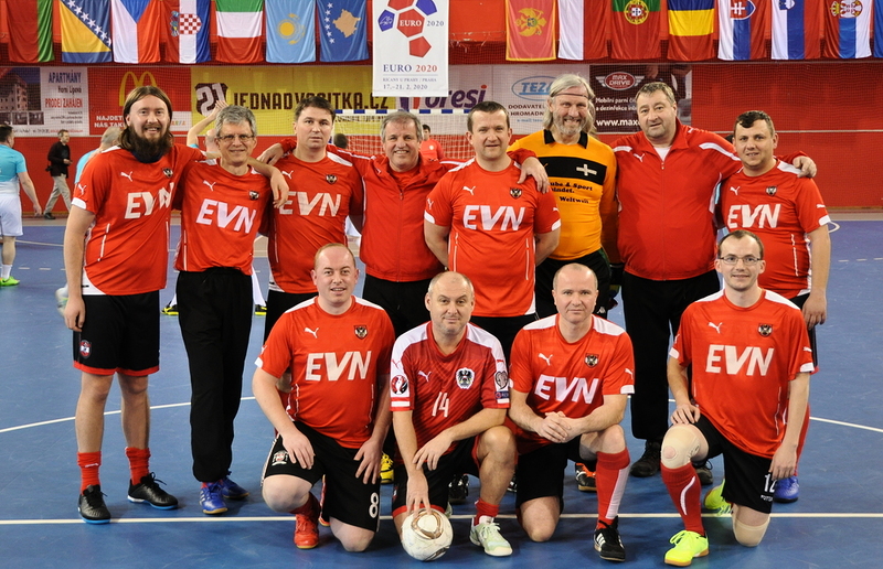 Österreichs Priester-Nationalteam mit Alfred Jokesch und Emanuel Pirtac (2. und 3. von links hinten) aus der Diözese Graz-Seckau.