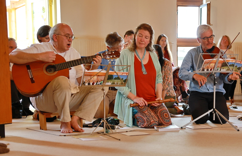 Hans Waltersdorfer (links) bei der musikalischen Gestaltung des Gottesdienstes.