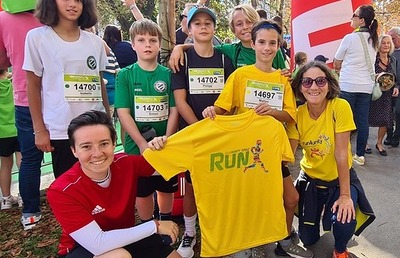 Viele motivierte Läufer:innen starten wieder beim Graz Marathon in den gelben run4unity-Leibchen.