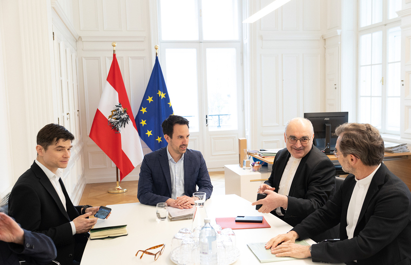 Zu Besuch beim Minister / Erzdiözese Wien/Stephan Schönlaub Der österreichische Schulbischof Wilhelm Krautwaschl bespricht Bildungsanliegen mit Bildungsminister Christoph Wiederkehr.