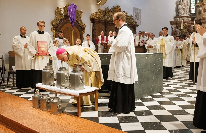 Chrismammesse 2025 / Sonntagsblatt - G. Neuhold Vor dem Weihegebet über den Chrisam haucht der Bischof über das Öl