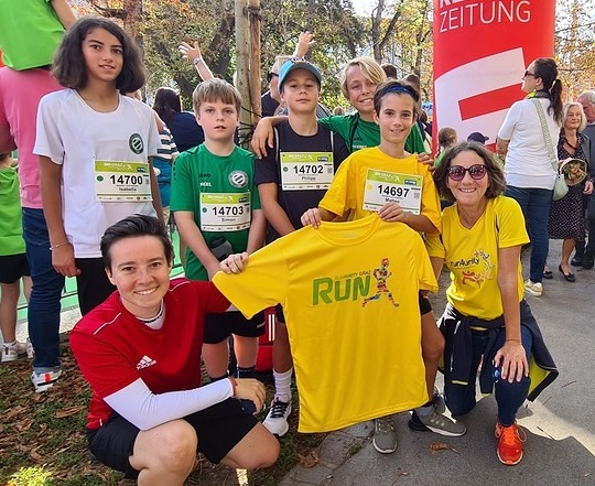 Viele motivierte Läufer:innen starten wieder beim Graz Marathon in den gelben run4unity-Leibchen.