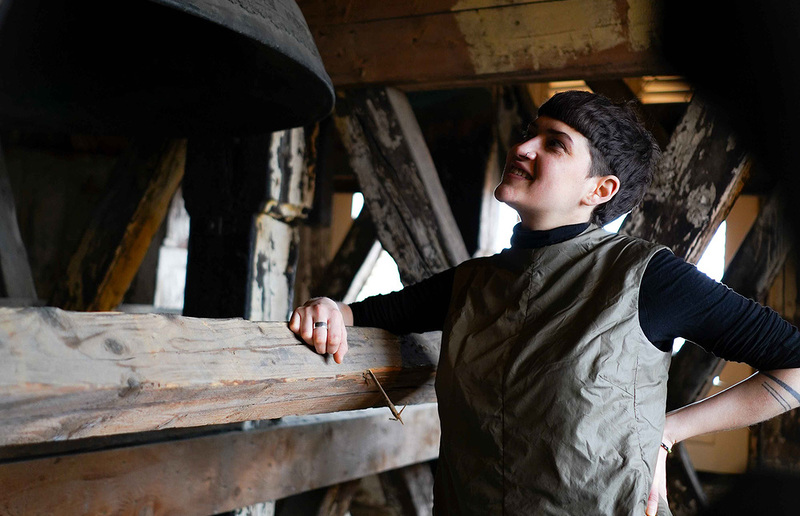 Viktor Andriichenko Die Künstlerin Antonia Manhartsberger beim Glockengestühl der Grazer Stadtpfarrkirche