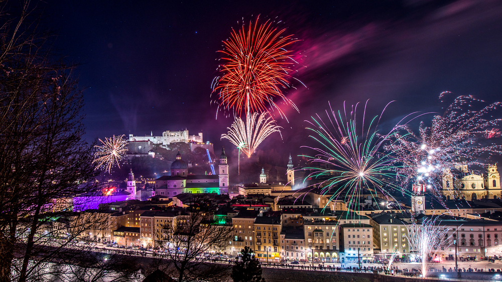 Blick vom Kapuzinerberg auf Feuerwerk von der Festung.