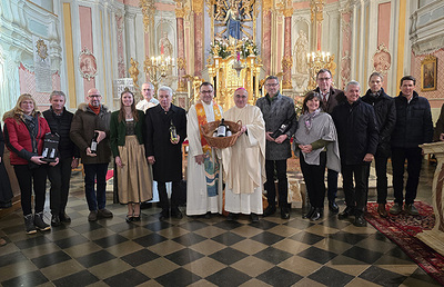 Einige Weinbauern und -bäuerinnen sowie Vertreter des öffentlichen Lebens nach der Weinsegnung in der Wallfahrtskirche