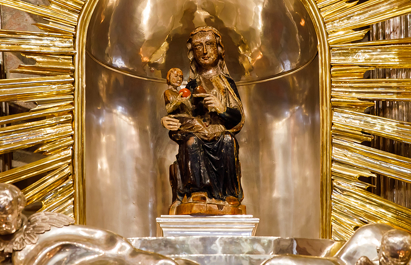 SONNTAGSBLATT, Gerd Neuhold Aus Anlass des Patroziniums zu Mariä Geburt, das wenige Tage vor Mariä Namen gefeiert wird, ist die Gnadenmutter von Mariazell ohne ihr Festkleid zu sehen.