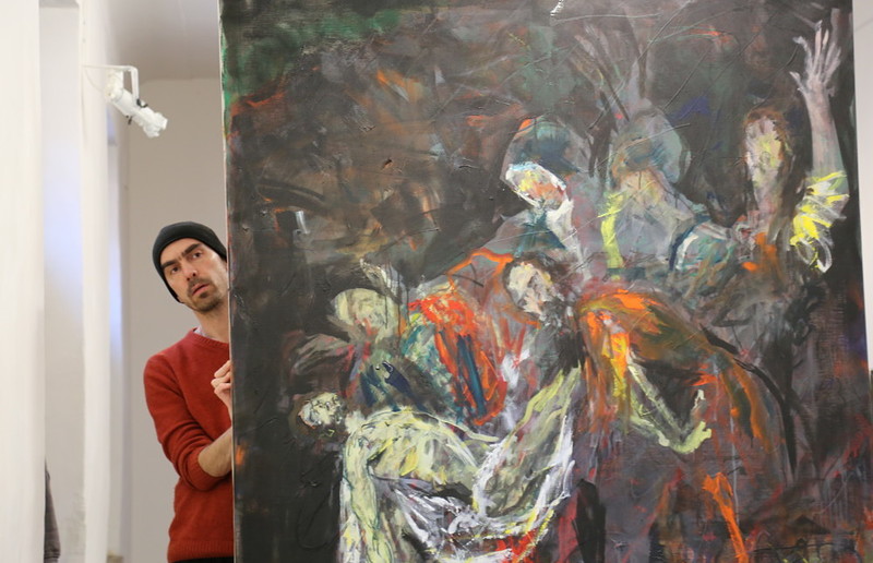 Guillaume Bruère beim Aufbau der Ausstellung im KULTUM1, Ausstellungsaufbau. KULTUM/Andrea Hopper