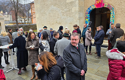 Auf dem Kirchplatz nach der Messfeier in Kindberg