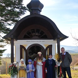 Eine Gruppe Sternsinger war im Pfarrgebiet unterwegs und hat an Kapellen und Bildstöcken gesungen, gesegnet und gesammelt.