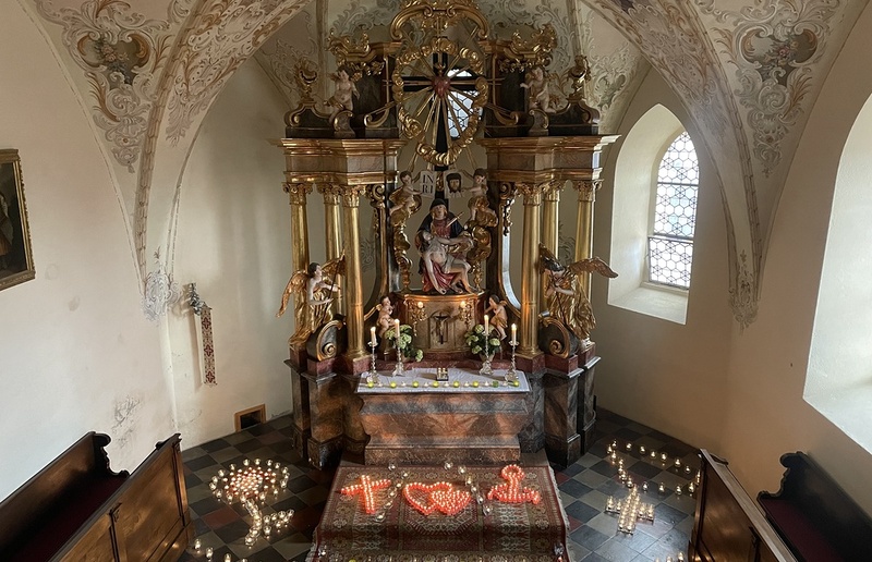 Katholische Kirche Steiermark Meditation mit Herz in der Stradener Tiefirche zur schmerzhaften Mutter Maria,