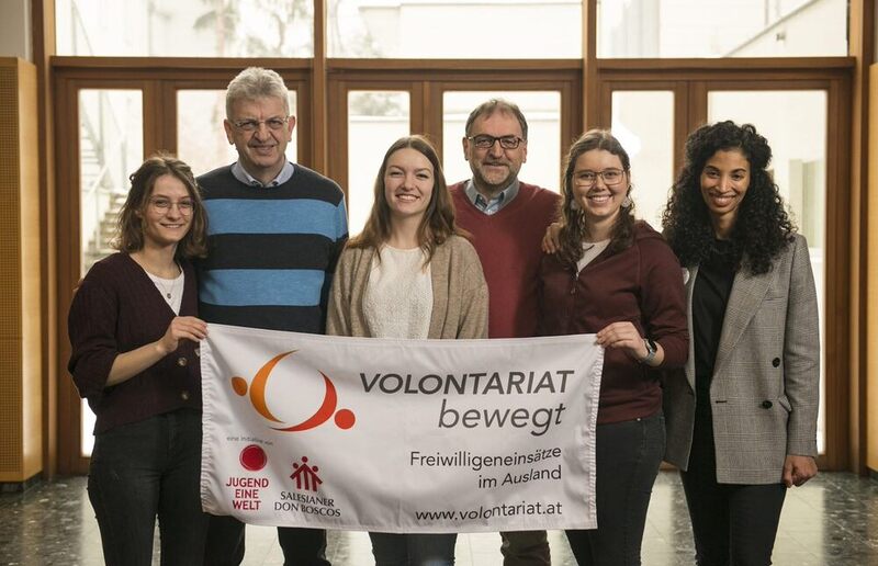 Benedikt Hageneder v.l.n.r.: Anna Kienreich, Pater P. Obermüller (Salesianer Don Bosco), Dolores Körbler, Reinhard Heiserer (Jugend eine Welt), Lisa Loder-Taucher, Mariama Sow (Volontariat bewegt)