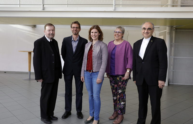  (v.l.n.r.) Generalvikar Erich Linhardt, Markus Königshofer, Eva Maria Hieden, Andrea Ederer und Bischof Wilhelm Krautwaschl