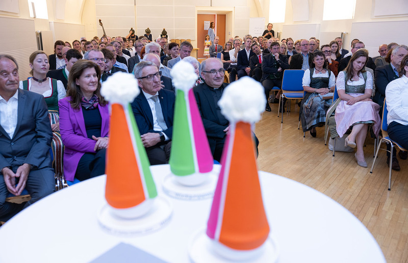 Sonntagsblatt/Gerd Neuhold Begehrte Skulptur: Der Wirtschaftspreis des Fonds für Arbeit und Bildung der Diözese Graz-Seckau.